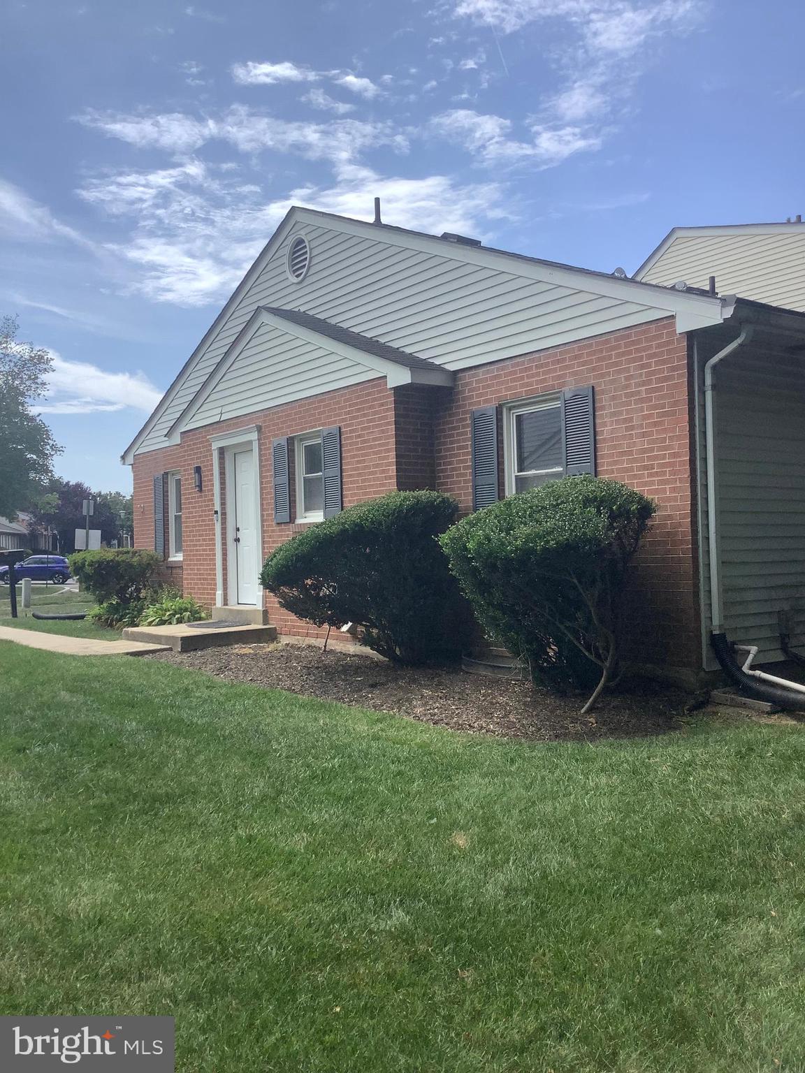 LAUREL OAKS CONDO - Residential Lease