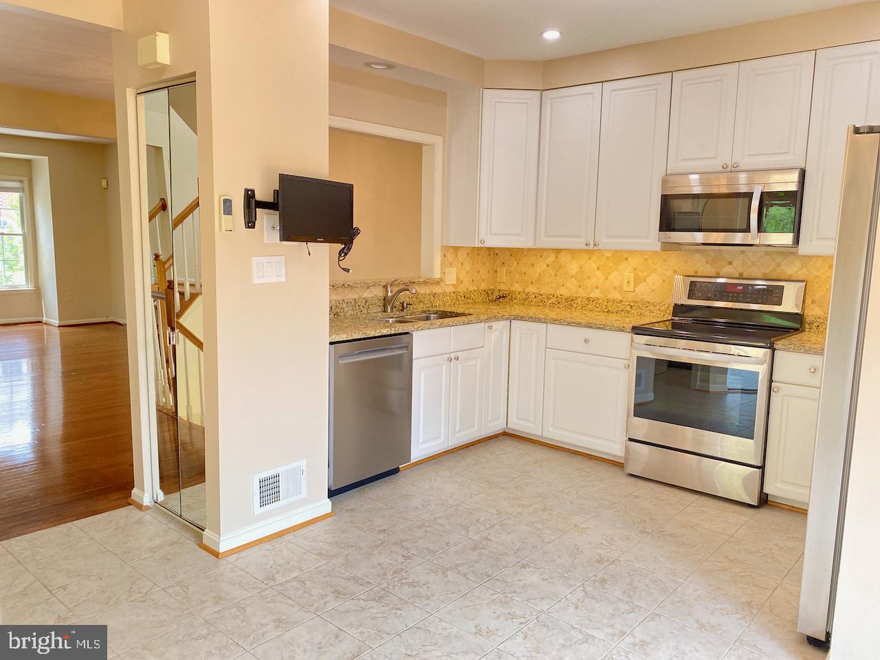 WHITLEY PARK CONDOMINIUM - Residential Lease