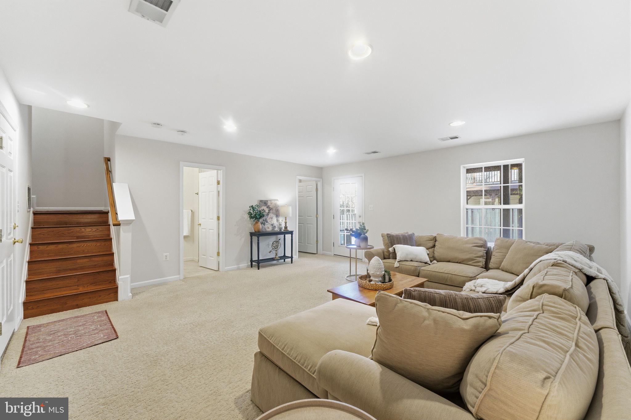 FAIR LAKES COURT - Residential