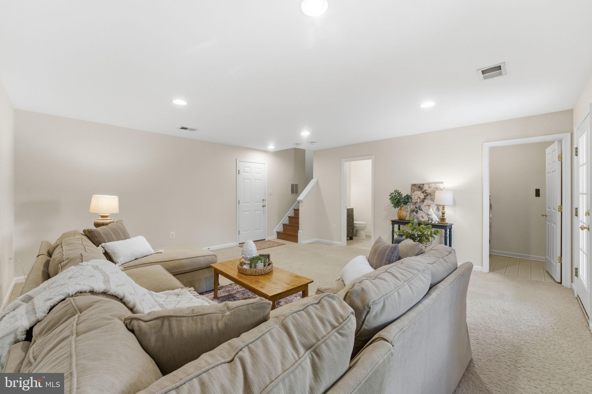 FAIR LAKES COURT - Residential