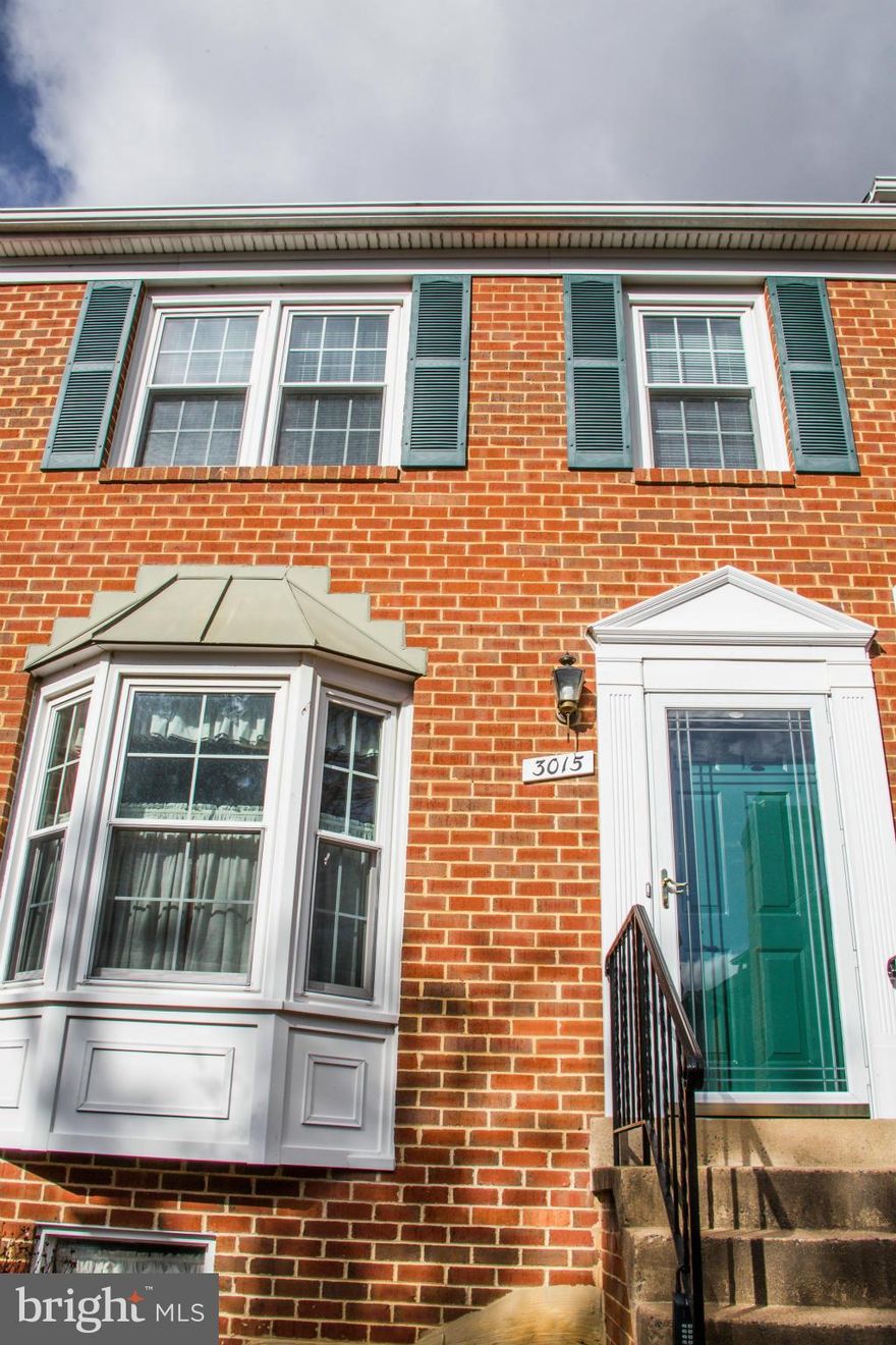 Location! Well maintained 3BR 3.5BA townhouse in sought-after community of Henson Park!  Three level, three bedrooms, 2.5 baths townhouse w/ almost 2000 sq/ft and two fireplaces! Nice HWFs on main level. Large, private patio. Just minutes to the Pentagon and only one stoplight to DC!  Less than three miles to DCA!  Home Warranty included!