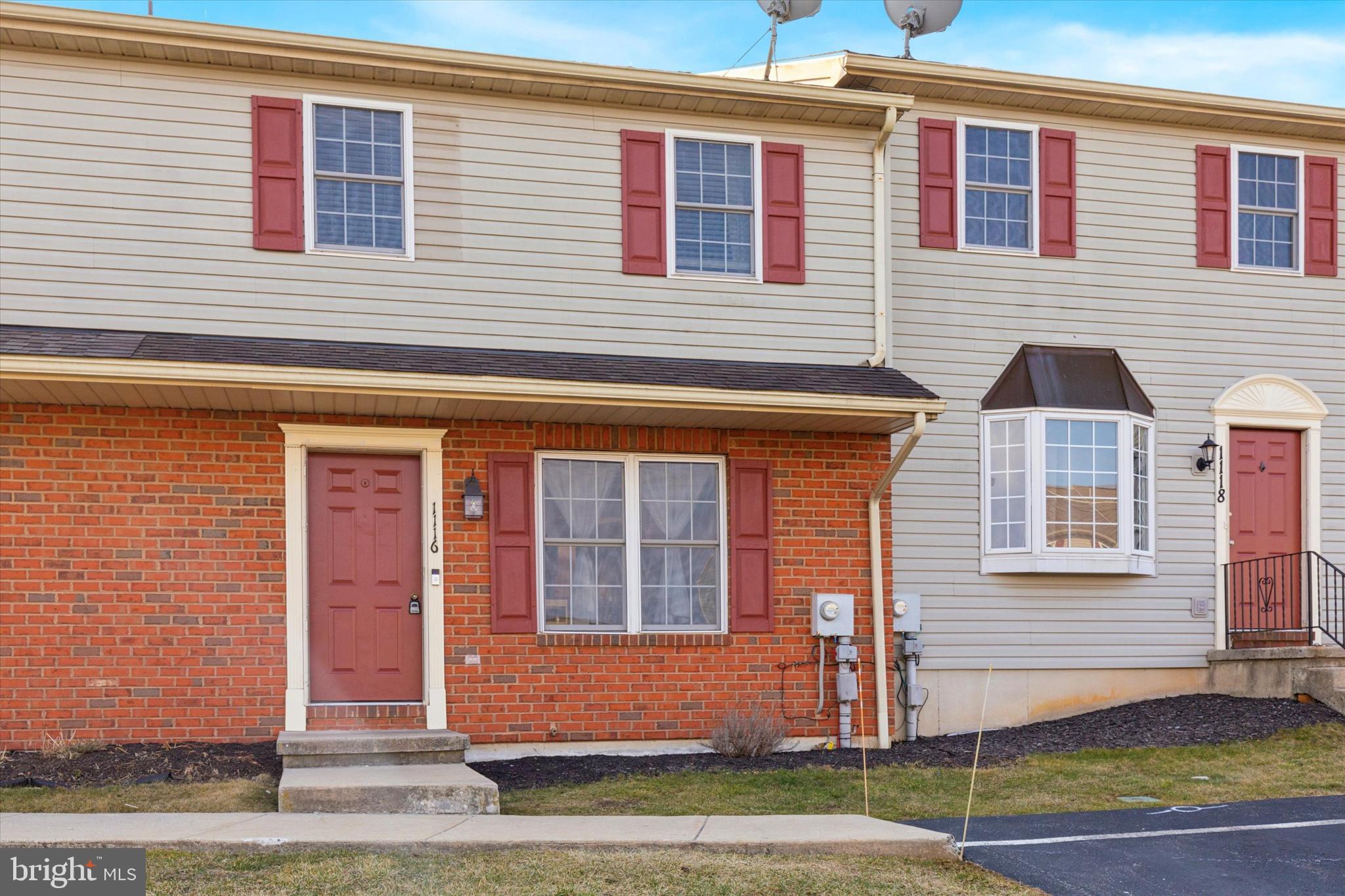 Welcome to 1116 Frederick, a charming townhome in the desirable Heather Knoll community! This spacious home features 3 bedrooms and offers the convenience of a full basement, perfect for additional storage or living space. Located in close proximity to major roadways, you'll enjoy easy access to shopping, dining, and local amenities. Don’t miss the opportunity to make this well-located, low-maintenance home yours!