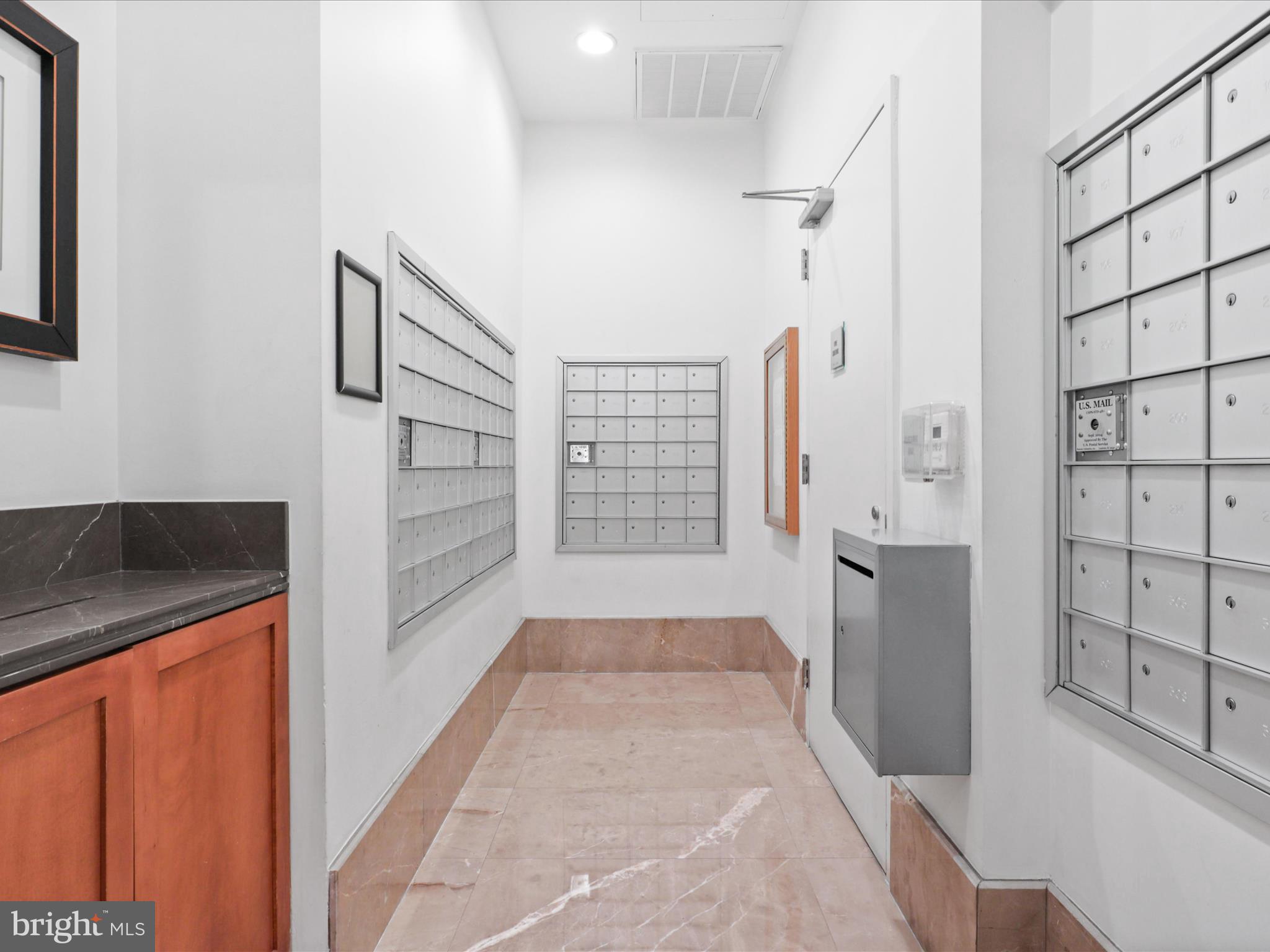 THE HAWTHORN CONDOMINIUM - Residential Lease