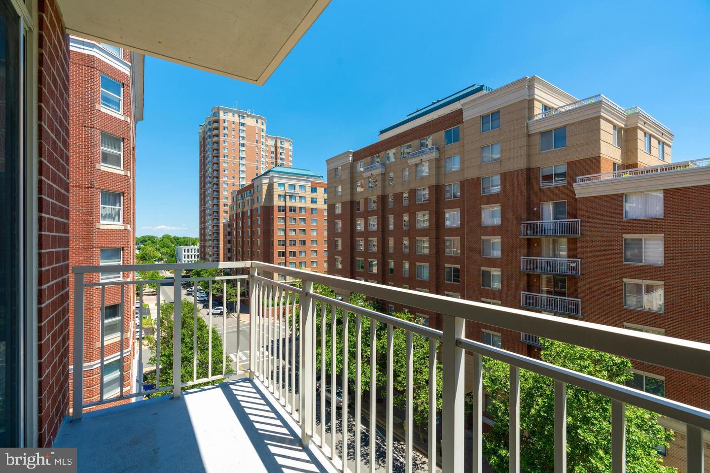 THE HAWTHORN CONDOMINIUM - Residential Lease