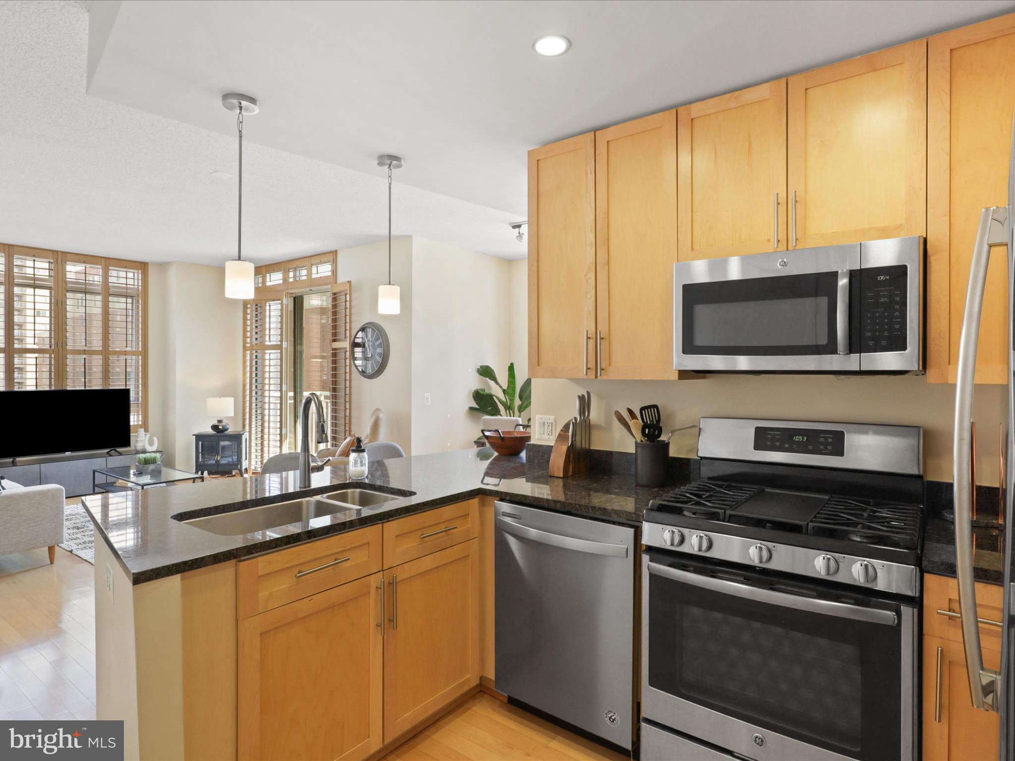 THE HAWTHORN CONDOMINIUM - Residential Lease