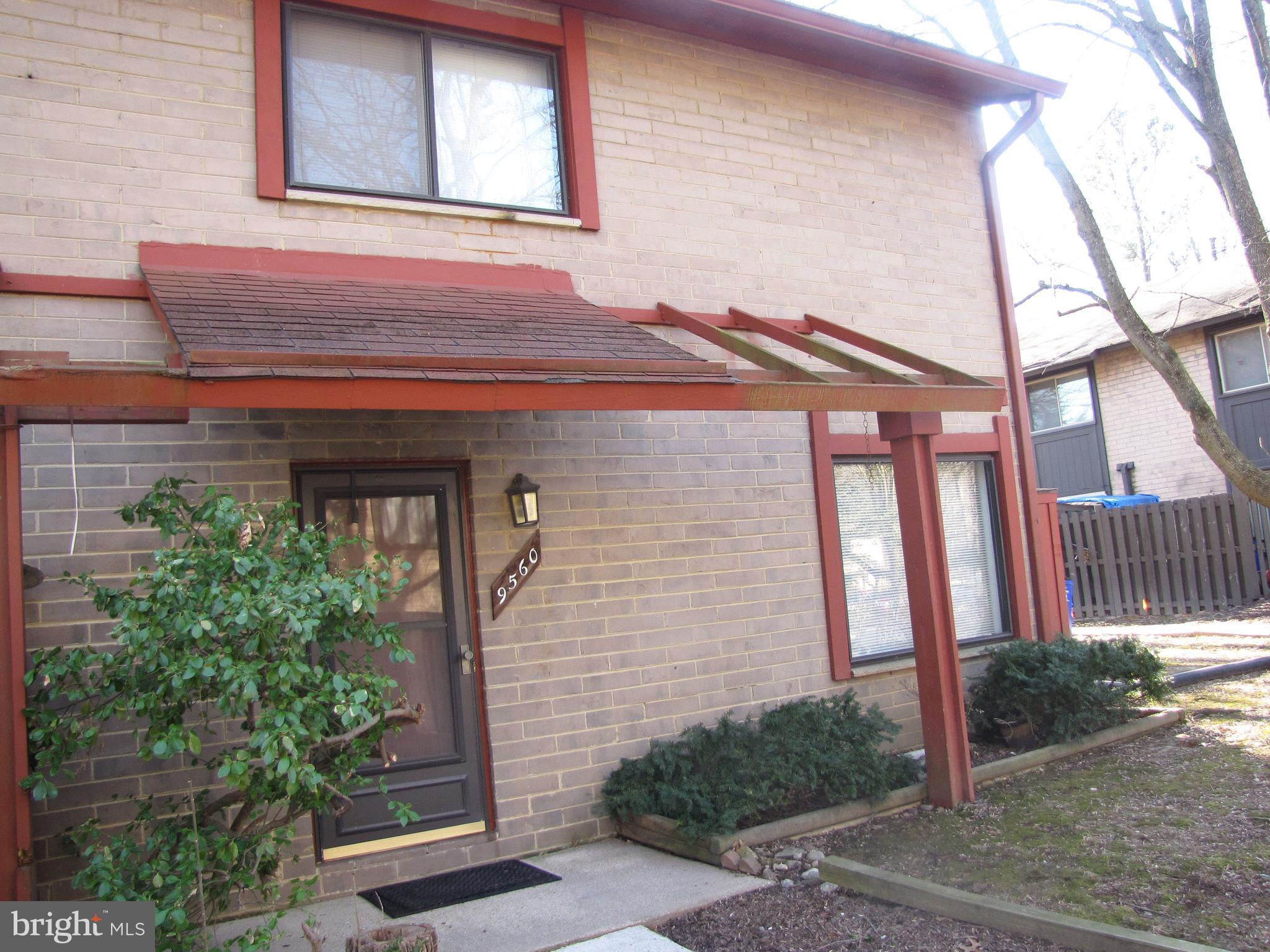 Very nice townhome unit with 3 bedrooms, large open living/dining room area, end unit w/side patio, shows well, use LA credit application, $45/pp credit check, security & 1st months rent in negotiable funds. Call LA if you have any questions.