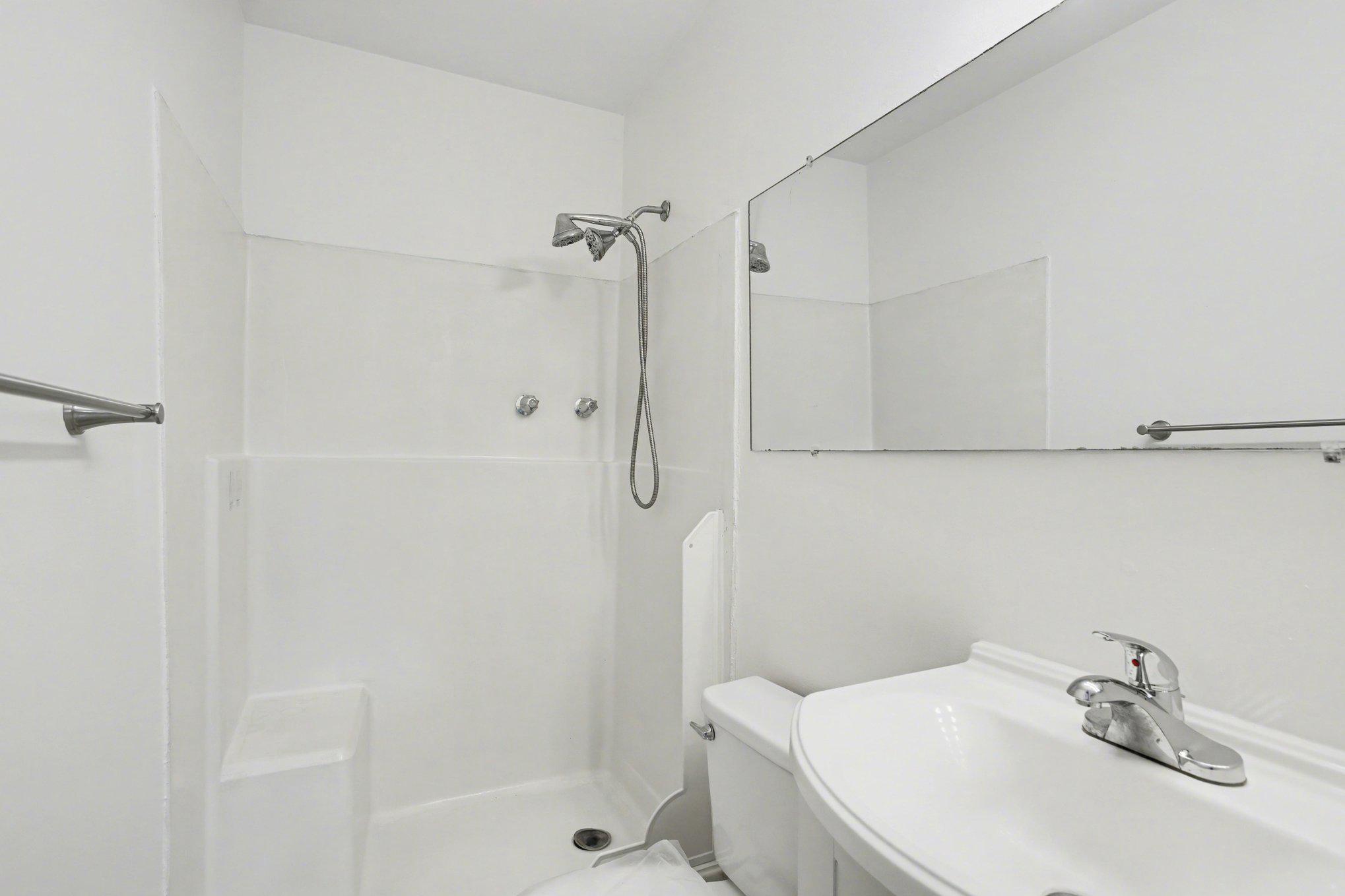 SEVEN COURTS - Residential