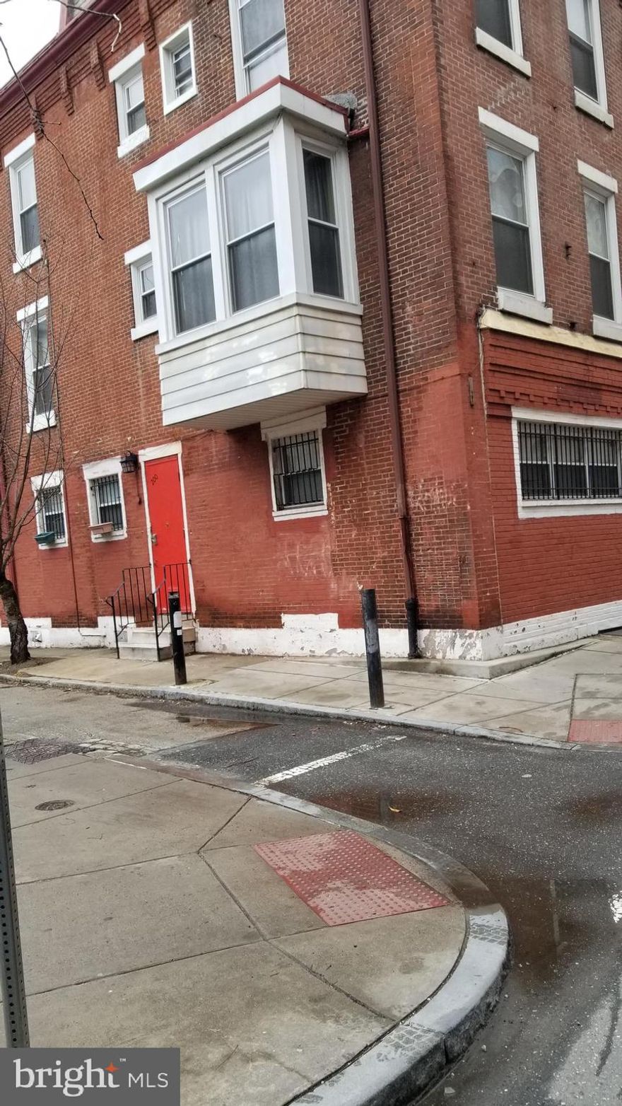 Bright and cheerful large one bedroom apartment in Washing Square West.  This apartment offers high ceilings, wood type floors and a full tile bath with tub.  Central air, hot water included.  Tenant pays electric.
Laundry facilities in the building.