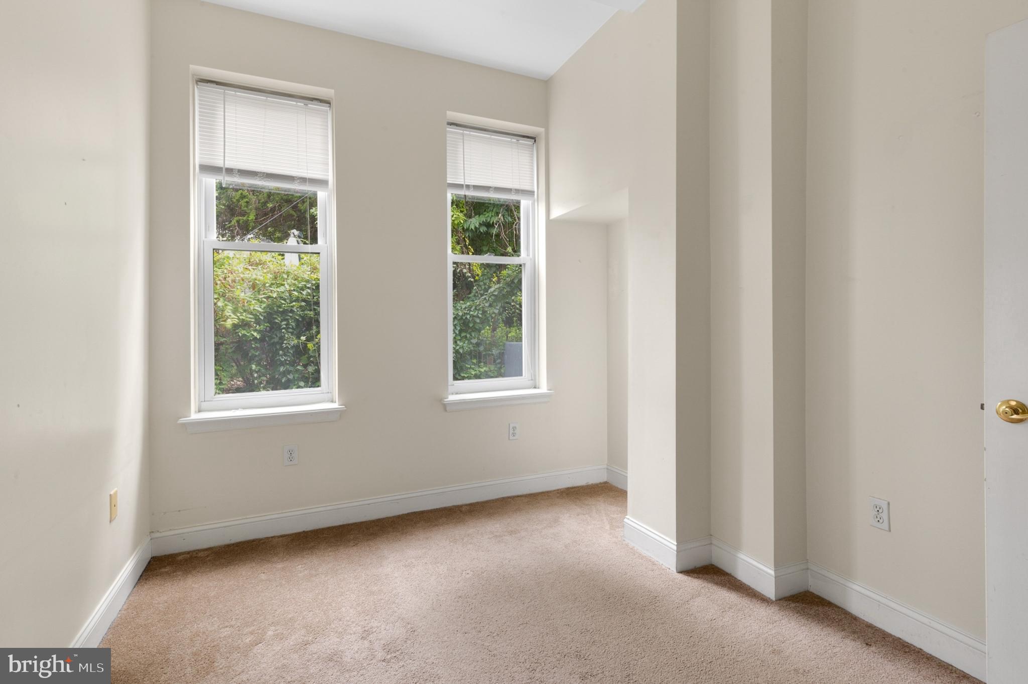 EAST FALLS - Residential Lease