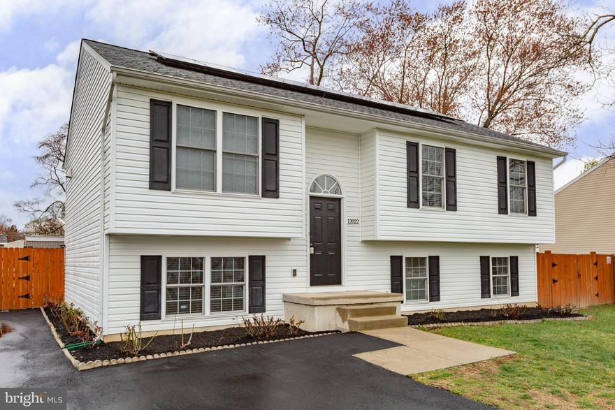 WELCOME TO THIS 6 BEDROOMS 3 FULL BATH HOME, LOCATED JUST MINUTES FROM I-95,  THE MAIN LEVEL FRESHLY PAINTED, CLEAN.** BEAUTIFUL HARDWOOD FLOORS THROUGHTOUT  CREATING A WARM AND COZY FEELING. ** KITCHEN WITH  A HUMOUNGOUS BAR LIKE COUNTER. **BRIGHT AND OPEN LIVING ROOM WITH CATHEDRAL CEILING .**  PRIMARY BEDROOM WITH CATHEDRAL CEILINGS AND A PRIMARY BATH. ** WALK OUT TO A DECK AND ENJOY YOUR AFTERNOON ITHER PLANTING FLOWERS OR  GARDENING. ** THE REAR IS TOTALLY FENCED AND BOASTS 2 SHEDS. **
LOWER LEVEL  ALSO FRESHLY PAINTED AND CLEAN, HAS 3 ADDITIONAL BEDROOMS AND ONE FULL BATH,  LAUNDRY ROOM AND ADDITIONAL AREA THAT CAN BE USED FOR A FUTURE KITCHINETT OR A REC AREA.  ADDITIONAL REFRIGERATOR AND WASHER / DRYER  AS IS. 
PROFESSIONAL PHOTOS COMING SOON.