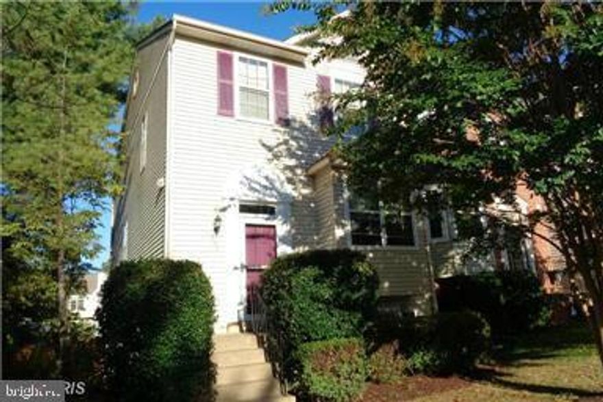 BEAUTIFUL 4 BD & 3.5 BA END UNIT TOWNHOUSE!! REMODELED & MOVE IN READY 3 FIN LVLS WALKOUT BSMT SOUGHT AFTER ENGLAND RUN S. STAFFORD! UPGRADED CNTRY KITCHEN GRANITE+STAINLESS, DN & LV RM/GAS FP, DELUXE MSTR STE VAULTED CEILING, NEWLY TILED MSTR BATH/SKYLIGHT! DECK, FENCED YARD, SHED & PATIO!