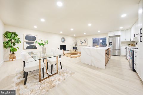 Photo of 1904 Lamson Place, MCLEAN, VA 22101 (MLS # VAFX2292902)