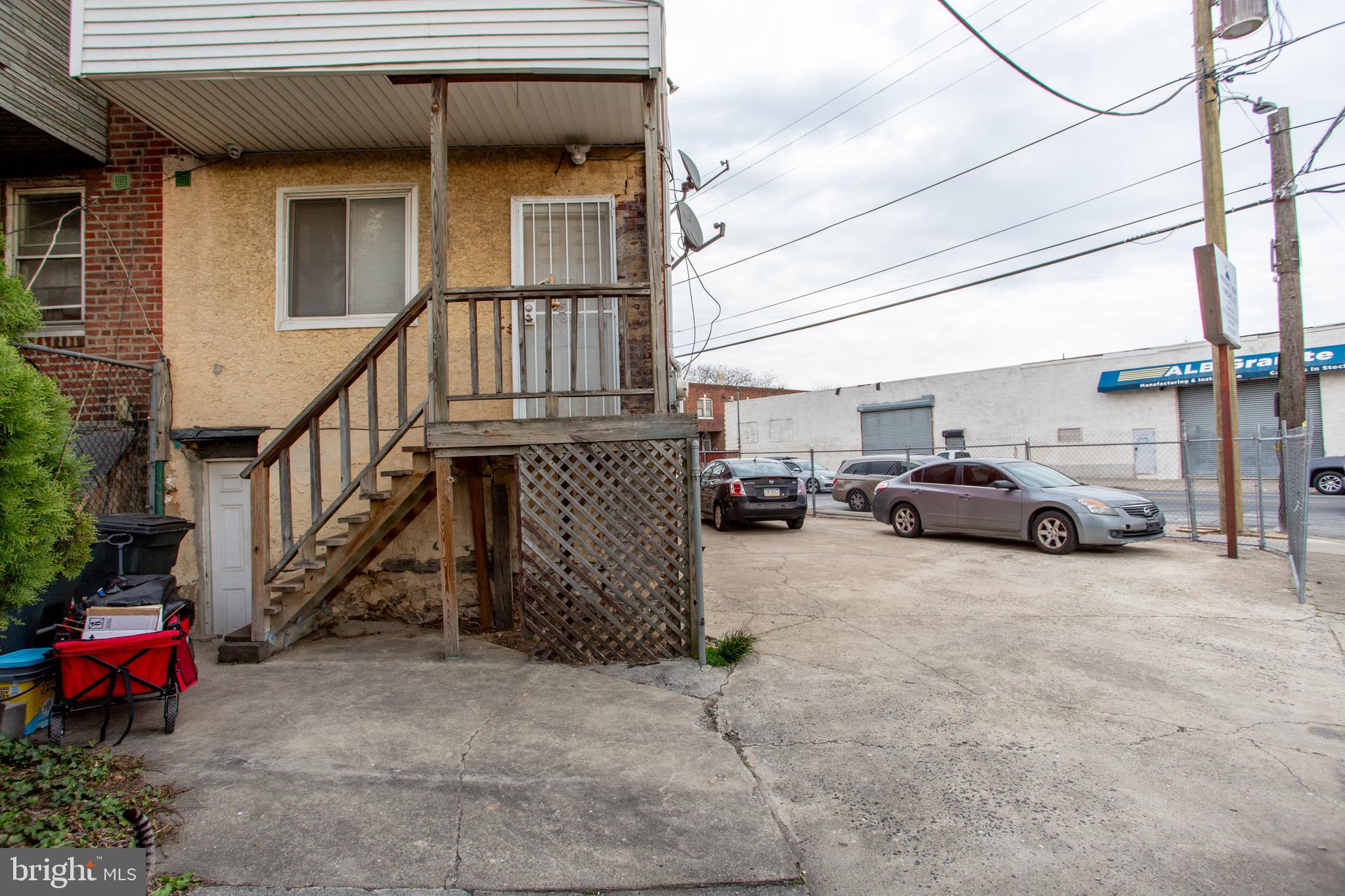 Main image without alt text