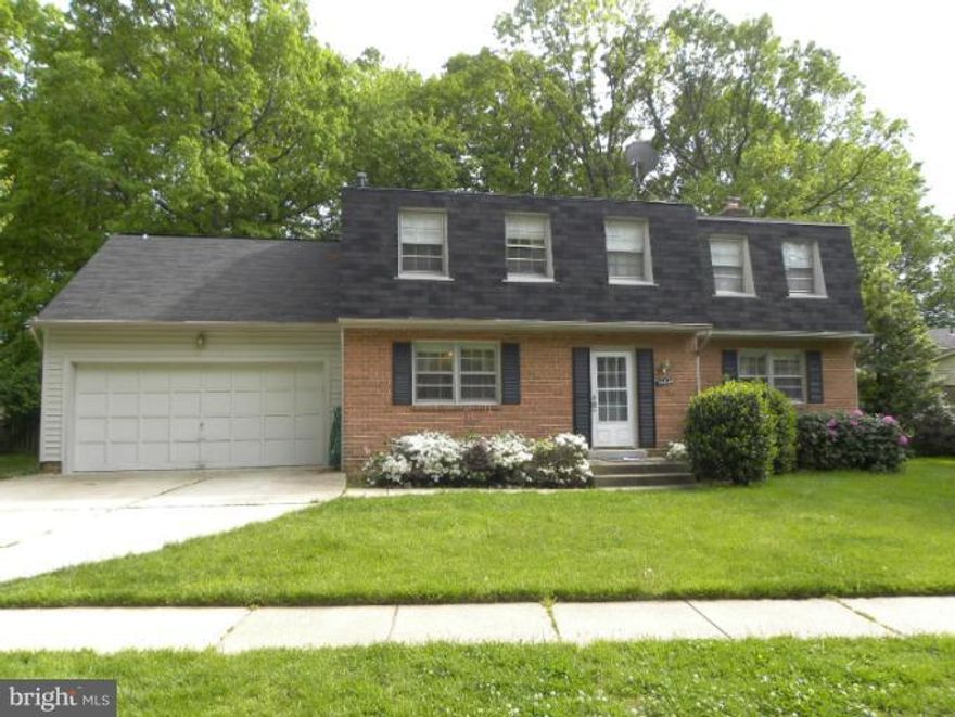 SPACIOUS IMMACULATE 5BR SFH IN SOUGHT AFTER KINGS PARK WEST! OWNER HAVE DONE MANY IMPROVEMENTS: RECENTLY RENOVATED ALL BATHS WITH JACUZZI AND JETTED SHOWER W MARBLE AND CEREMIC FLOORING AND DOUBLE SINKS .HWF BATH IN FOYER&FR, CEILING FANS, BEAUTIFUL YARD & FENCE. THIS HOME READY FOR NEW TENANTS!!!! TOP RATED SCHOOL WALKING DISTANCE, WALKING DISTANCE TO PENTAGON METRO 17G, FREE SHUTTLE BUS ...