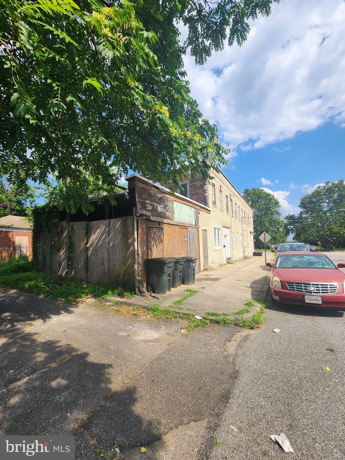 Main image without alt text