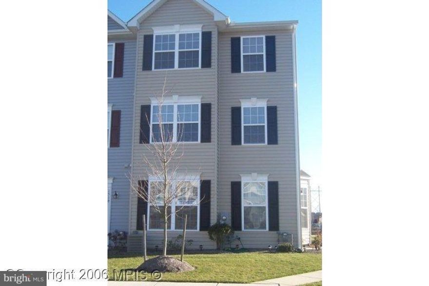 Well maintained 3 story end unit Townhouse, 3 bedrooms, 2.5 baths, living room with  hardwood floors, 2nd floor laundry, community offers clubhouse, pool, playground and boat/trailer parlking