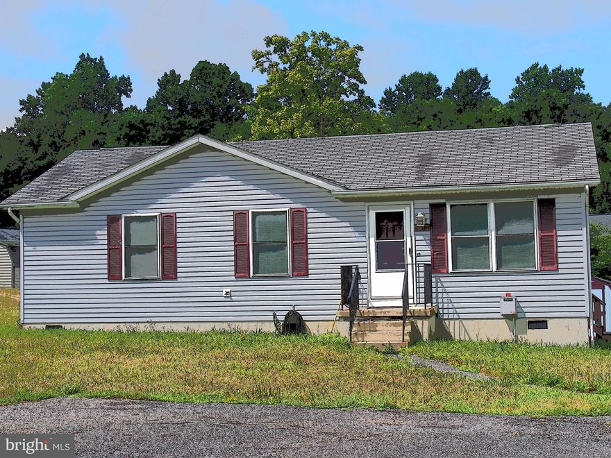 Beautifully upgraded 1 level home very close to Hollywood Road. 3 bedrooms/1 bath. Owner insulated home & is now energy efficient. Kitchen has stainless steel appliances, wood floors, carpet bedrooms.