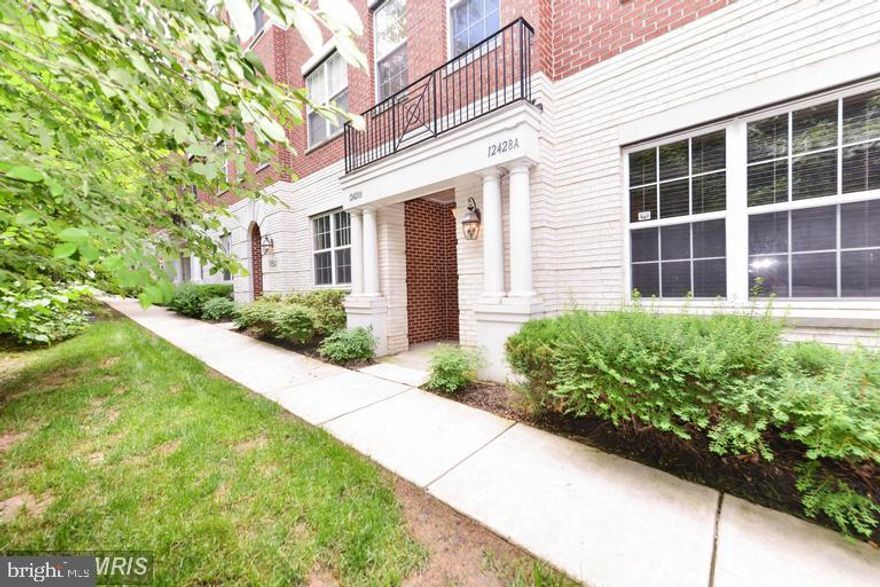 Beautiful 2-level, 3 bedroom, 2.5 bathroom condo in Fair Lakes.  Built in 2006 with every upgrade available including granite in kitchen and baths, multimedia wiring, ceiling fans, crown molding and walk-in closets. Open floor plan with lots of storage.  Attached 1-car garage. Walk to Whole Foods. Close to Fairfax Corner & Fair Lakes.