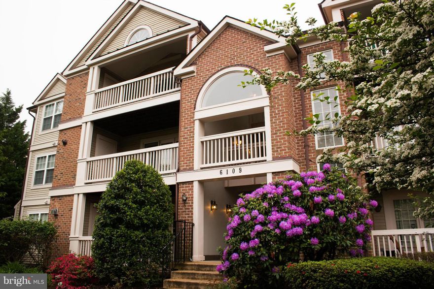 STUNNING TOP LEV CONDO BACKING TO TREES! RENOVATED SLEEK MODERN KIT W/EXTRA CUSTOM STORAGE, STAINLESS APPS, SKYLIGHT, GORGEOUS COUNTERS, BACKSPASH, UNDERMOUNT SINK, LIVRM W/GAS FP, WALK-OUT TO BALCONY IN TREE TOPS!, MBR W/ DBL WINDS, WALK-IN CLOSET, LOVELY LUX MBA W/SOAKING TUB, SEP SHR, SKYLIGHT,  SEP DIN AREA, VAULTED CEILINGS, NEUTRAL CARPET, FRESH PAINT, WASHER-DRYER, TASTEFUL DECOR-MUST SEE!