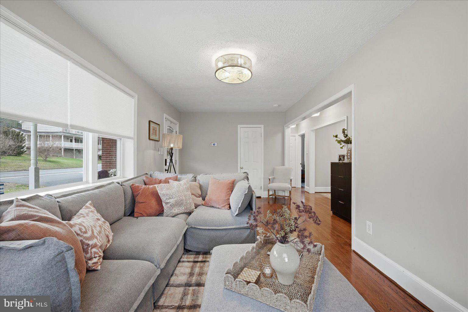 ROYAL VILLAGE - Residential