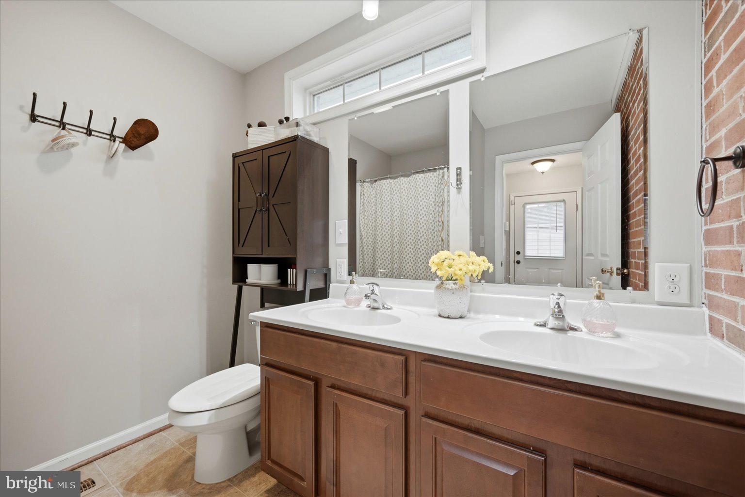 ROYAL VILLAGE - Residential