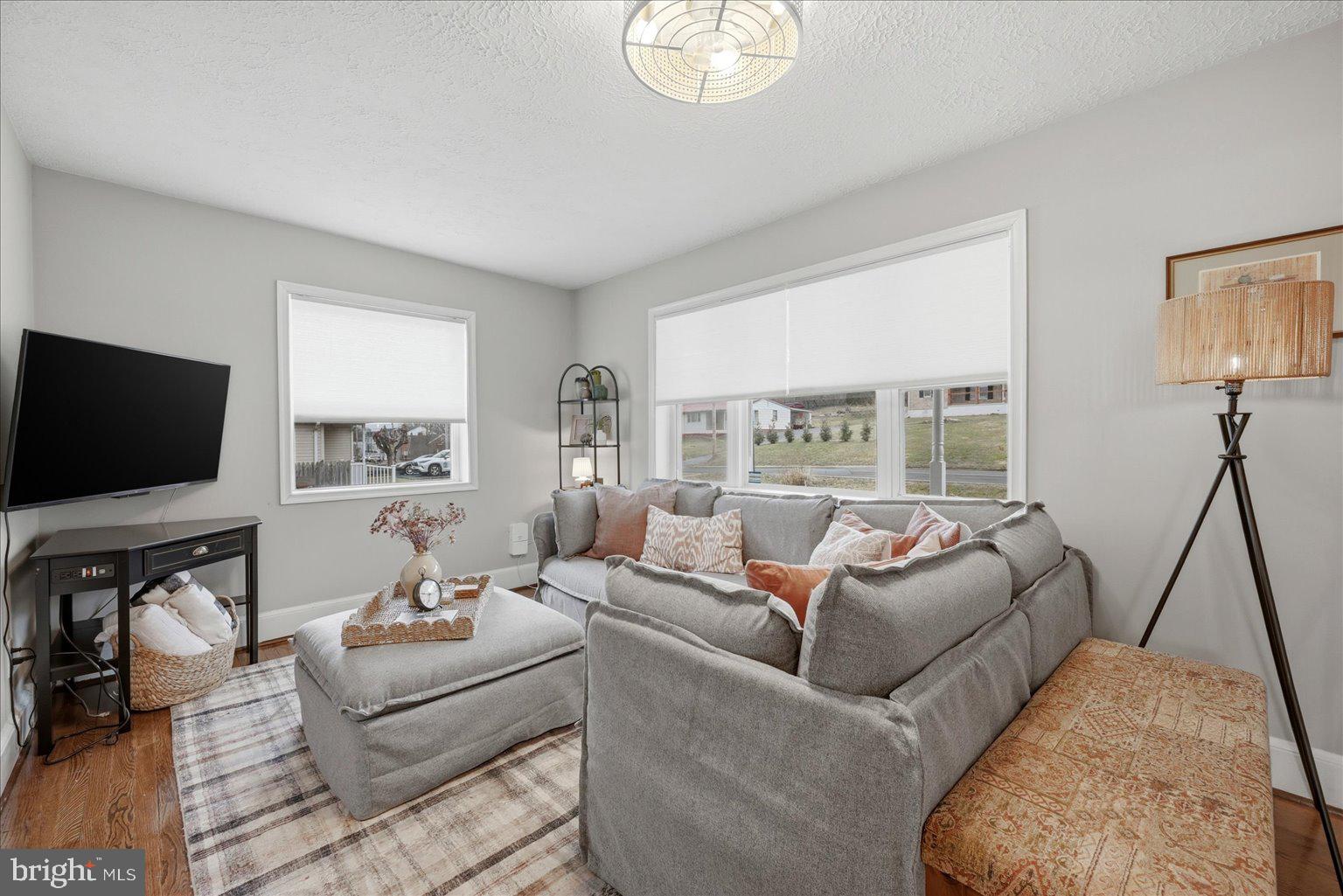 ROYAL VILLAGE - Residential