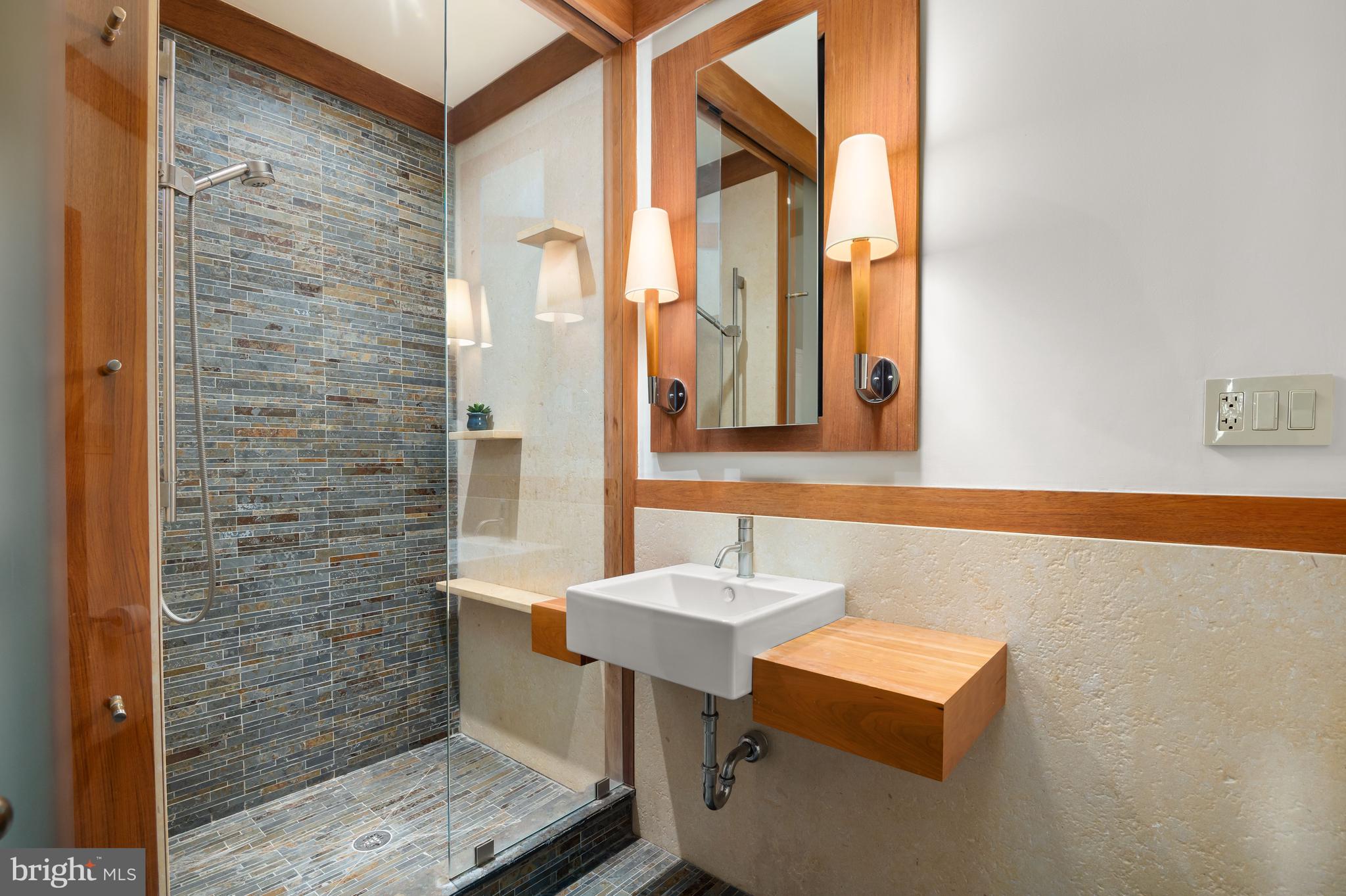 ENGLISH VILLAGE - Residential