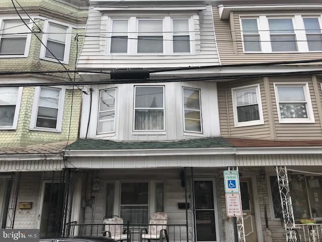 Large 3 bedroom row in Shenandoah with large back yard. Move in ready. Make your appointment today!