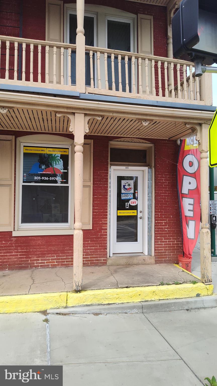 Main image without alt text