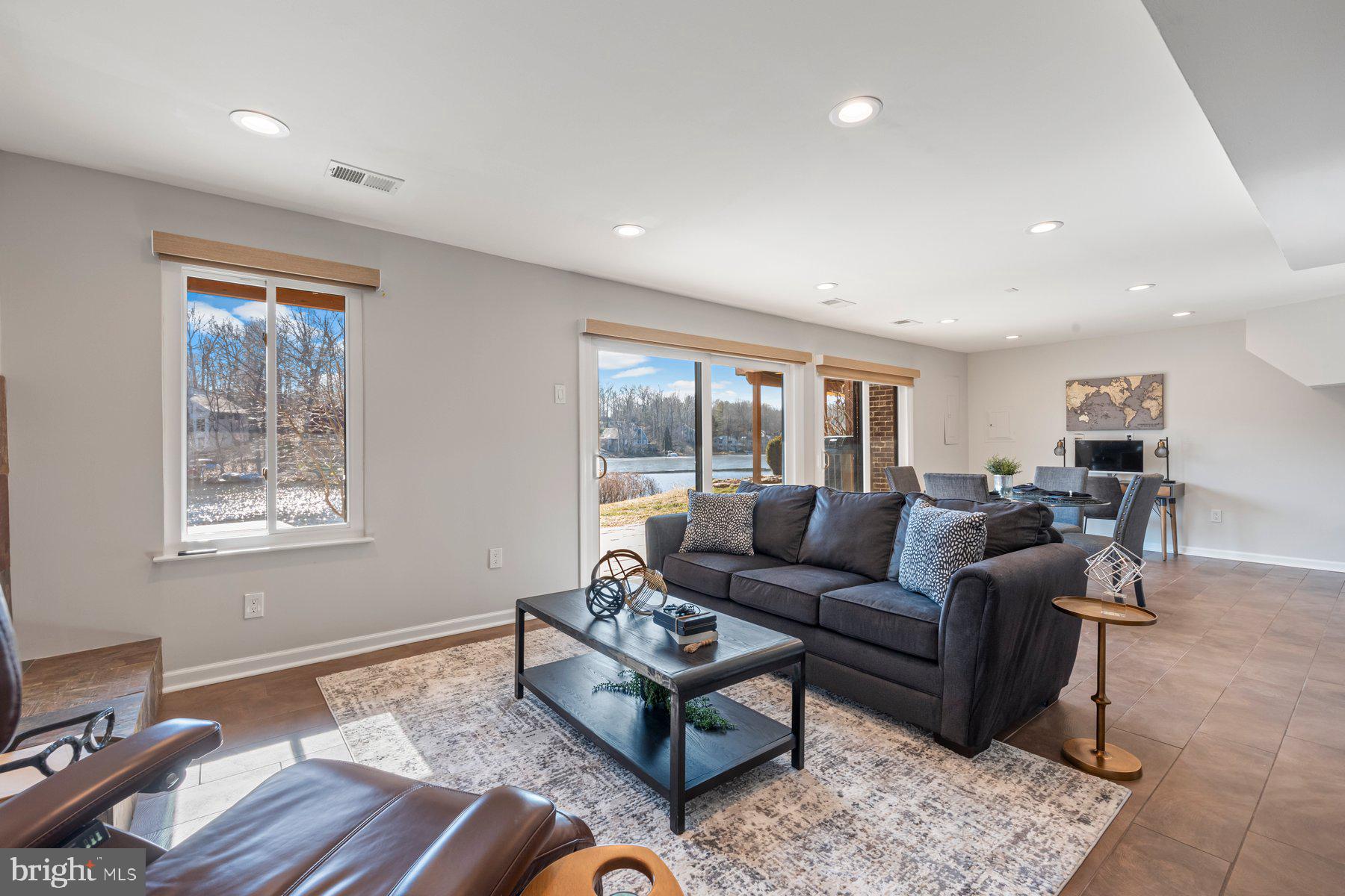 CABOTS POINT - Residential