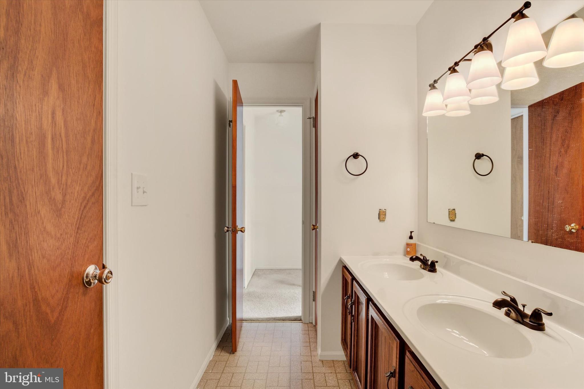 FOUR SEASONS - Residential