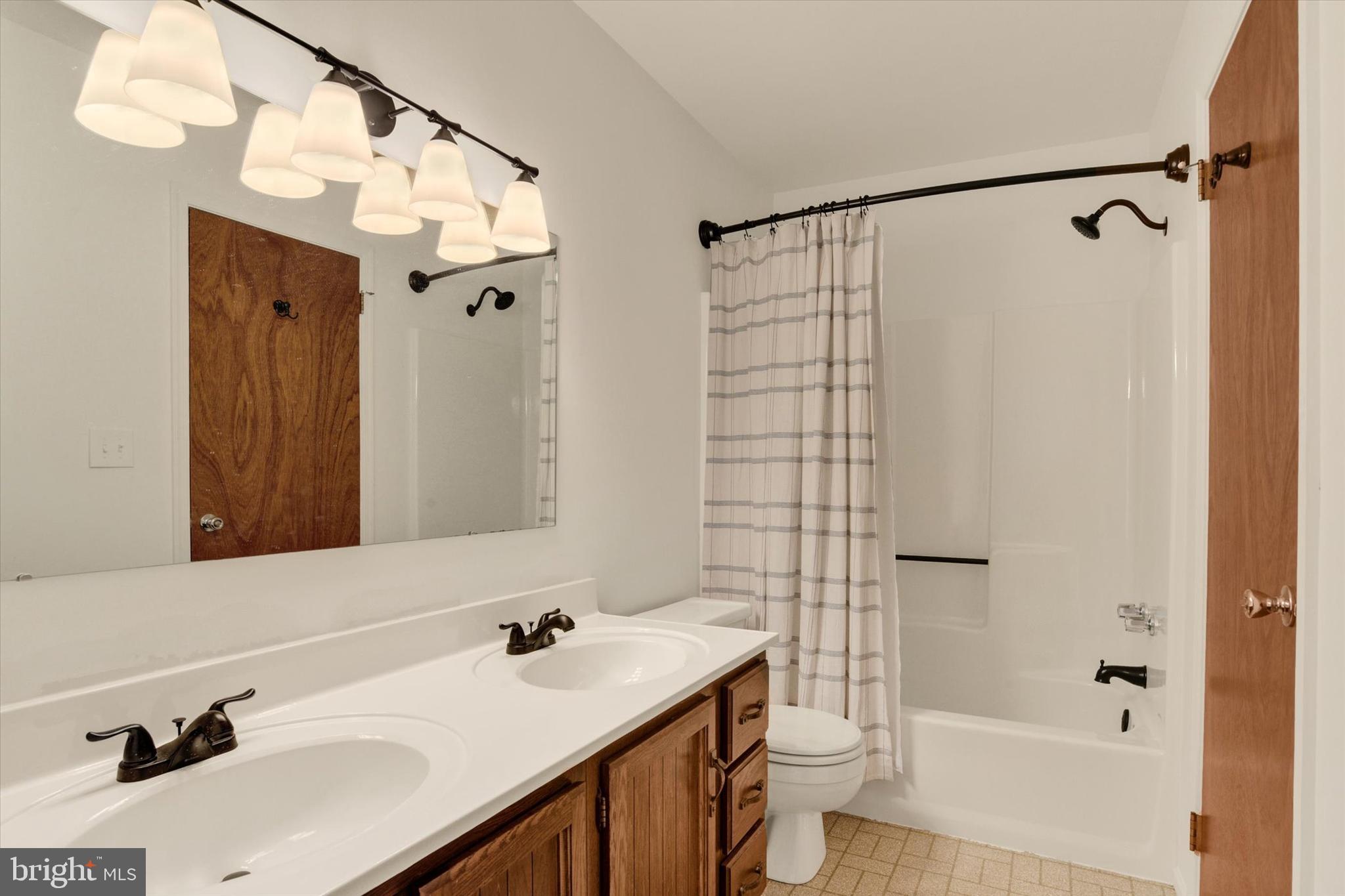 FOUR SEASONS - Residential