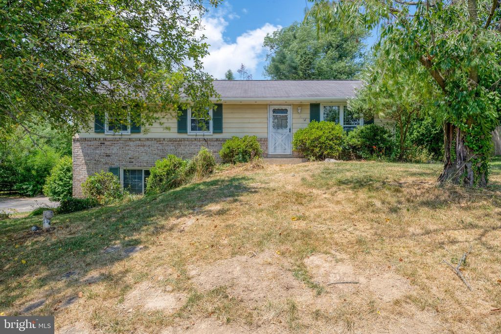 Photo of 715 Imperial Drive, Lancaster, PA 17601 (MLS # PALA2053776)