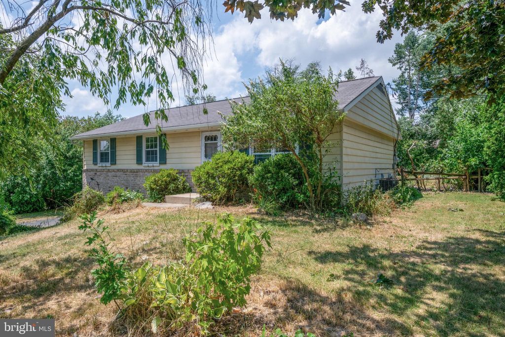 Photo of 715 Imperial Drive, Lancaster, PA 17601 (MLS # PALA2053776)