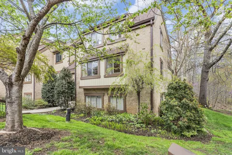 1665 Parkcrest Circle Unit 5C/201, Reston, VA MLS: VAFX2235322