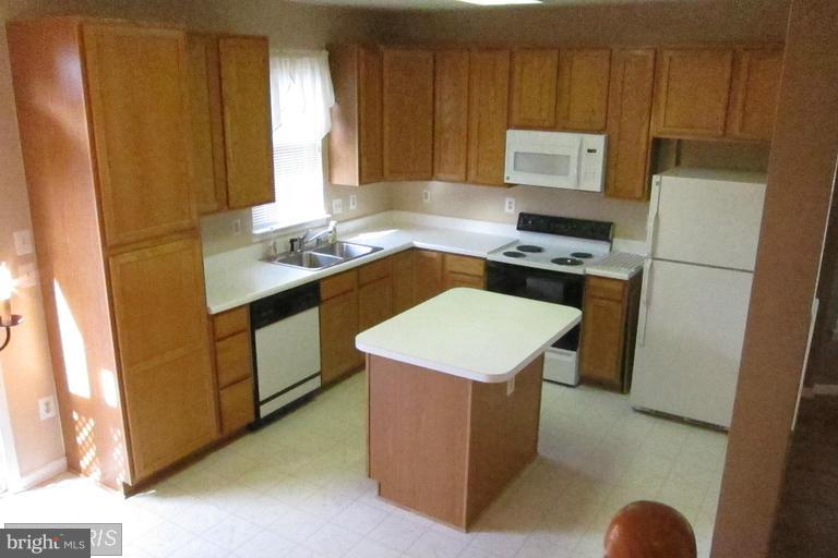 FOUR SEASONS ESTATES - Residential Lease