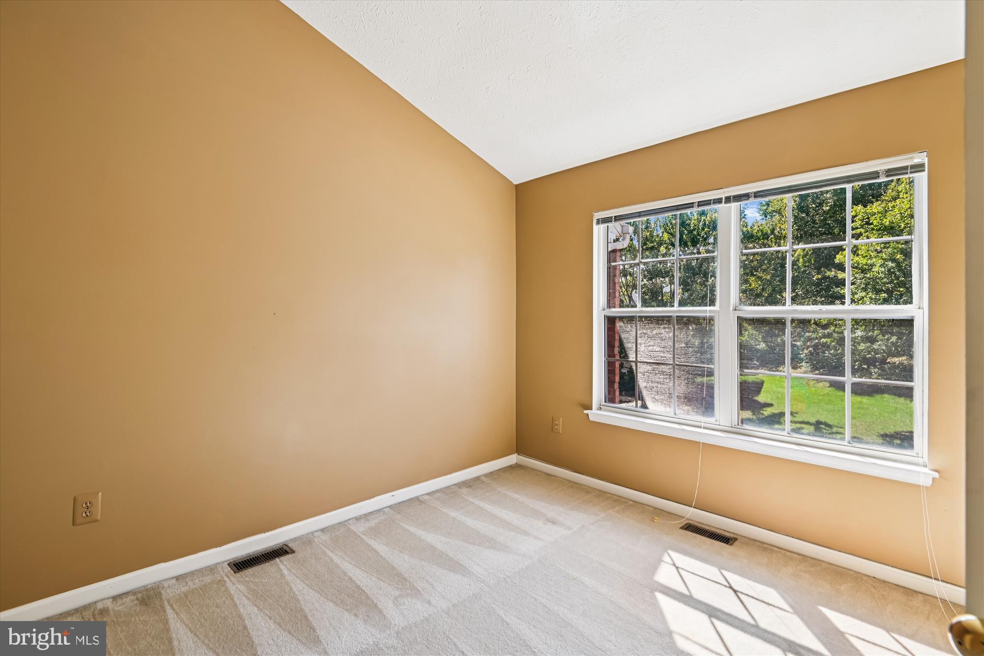 FALCON CREST - Residential