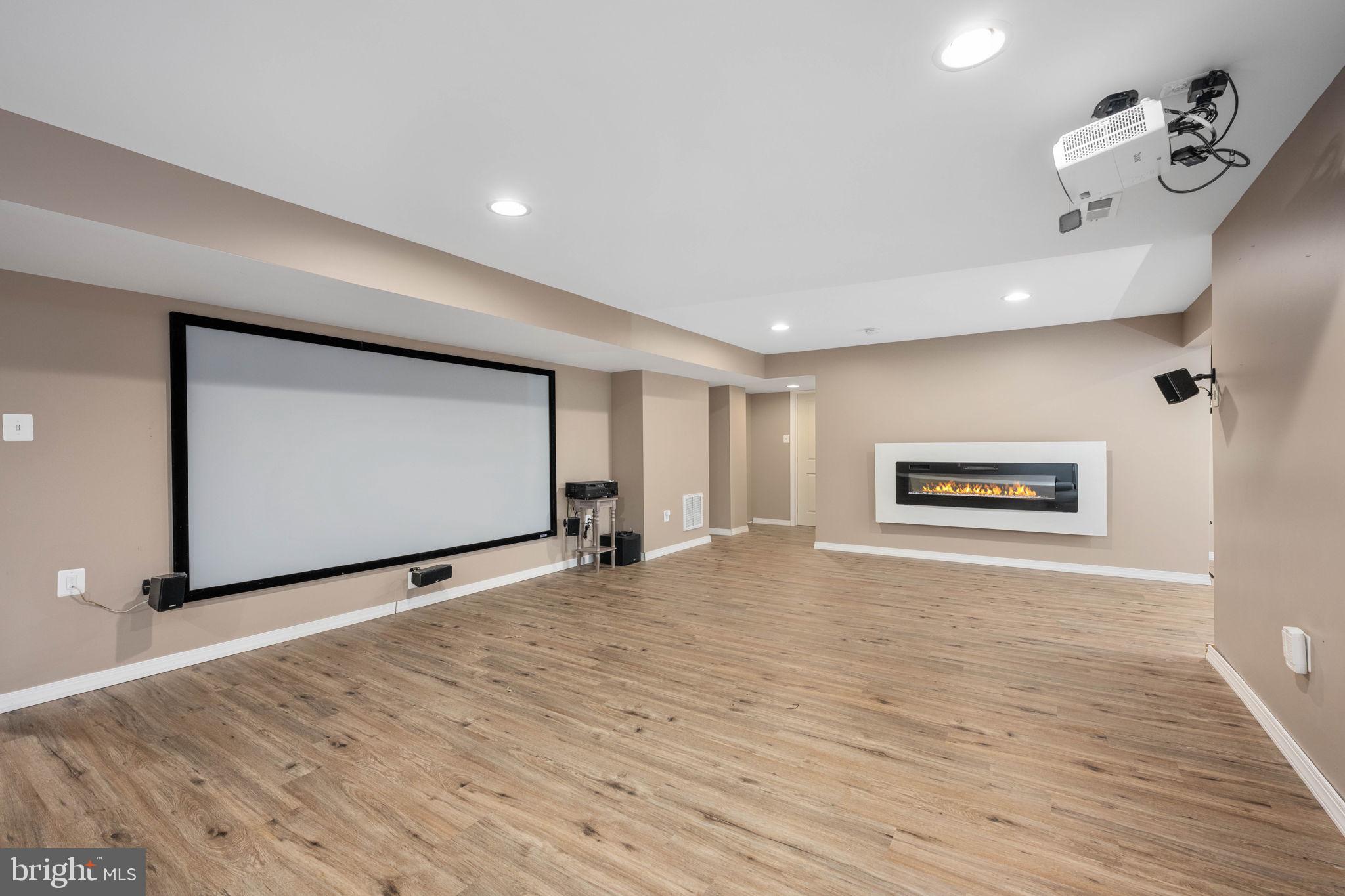 CHURCHILL MEADOWS - Residential