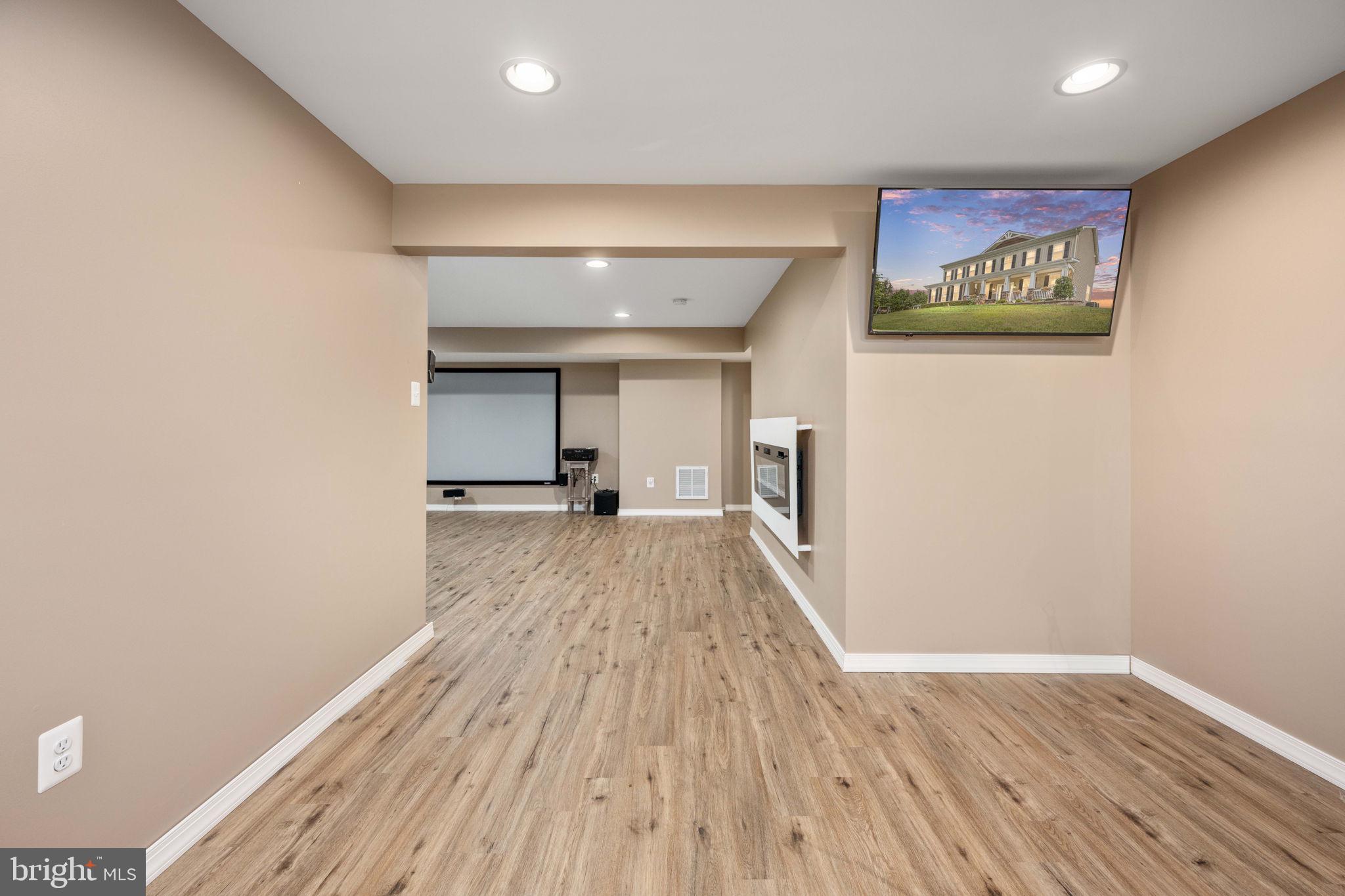 CHURCHILL MEADOWS - Residential