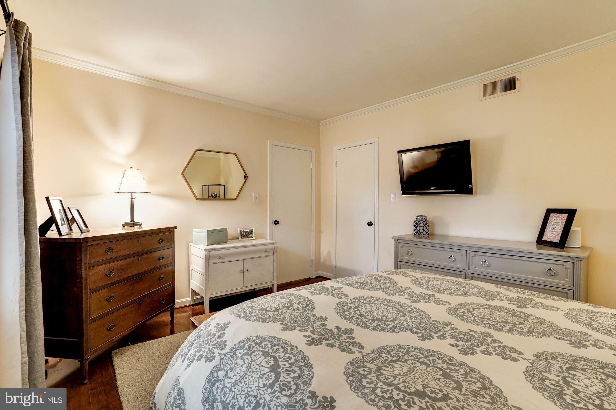 COLONIAL VILLAGE - Residential