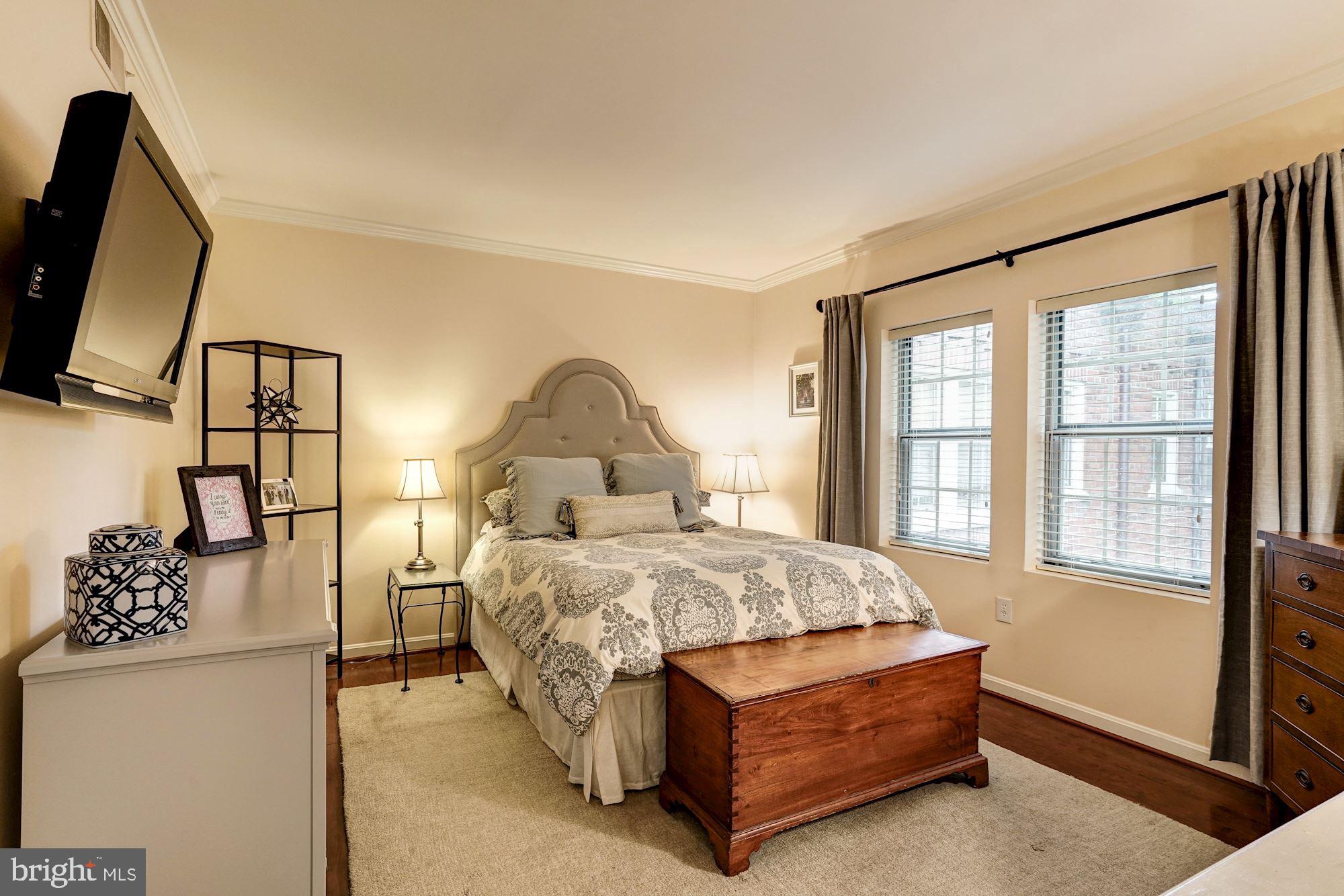 COLONIAL VILLAGE - Residential