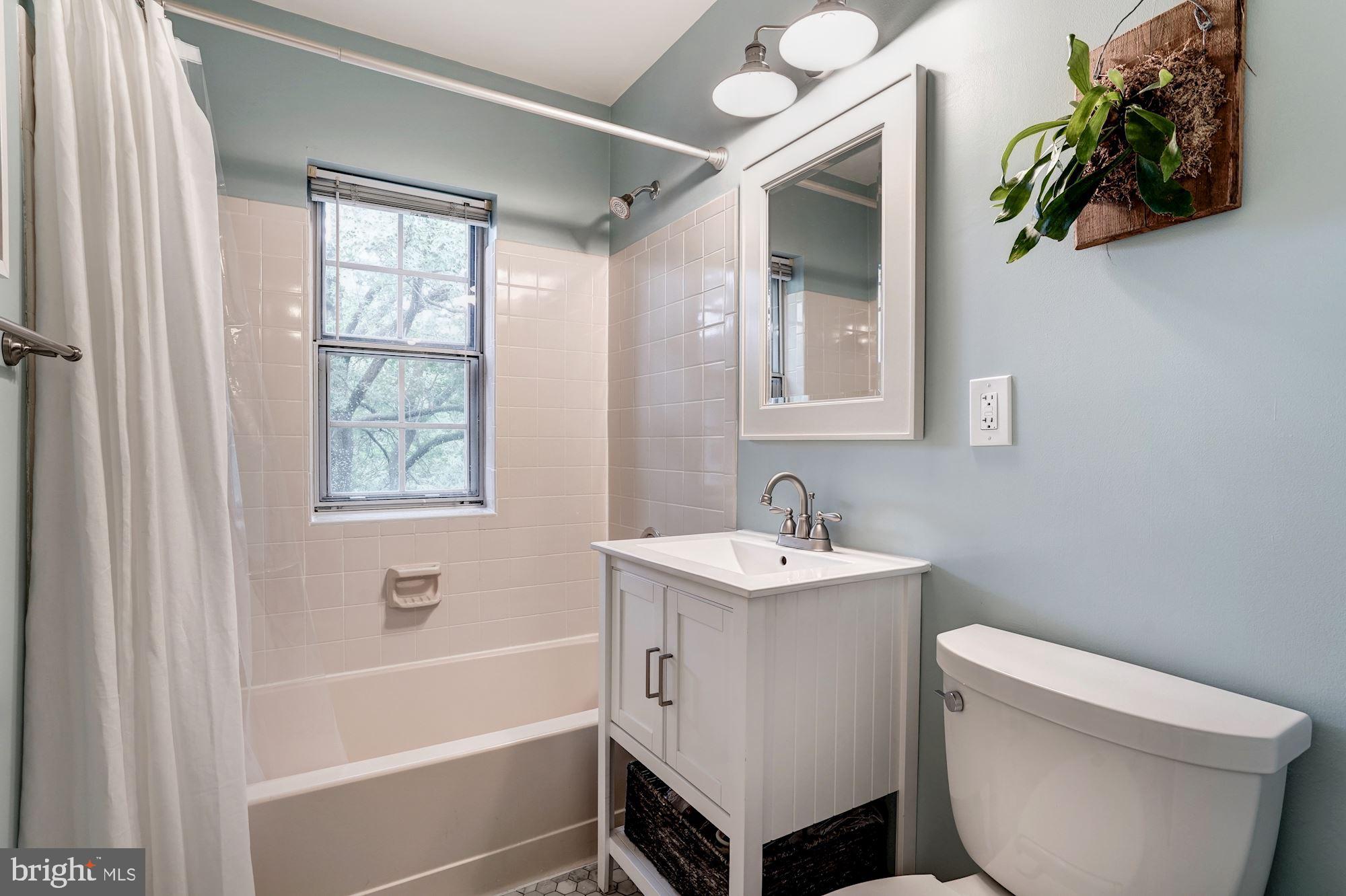 COLONIAL VILLAGE - Residential