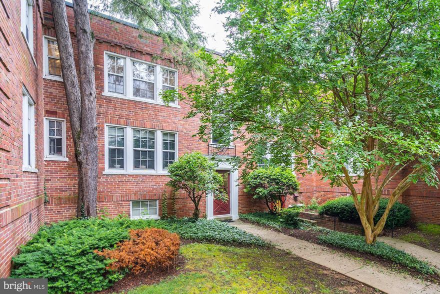 This one bedroom, one-bathroom unit in Colonial Village is absolutely turn key! The kitchen has been completely remodeled with granite countertops, stainless steel appliances and recessed lighting. The unit also includes wood flooring throughout, an updated full bathroom and a large bedroom that offers privacy and a walk in closet. Located in quiet and quaint Colonial Village. Well known for its garden-like setting, proximity to the Courthouse/Roslyn metro stations and walkability to everything Clarendon, Court House and Roslyn have to offer.