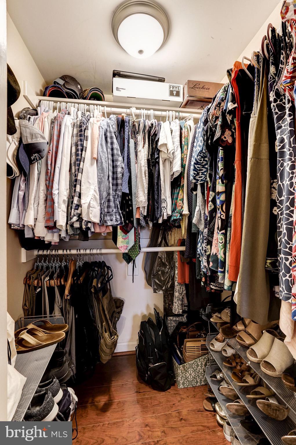 COLONIAL VILLAGE - Residential