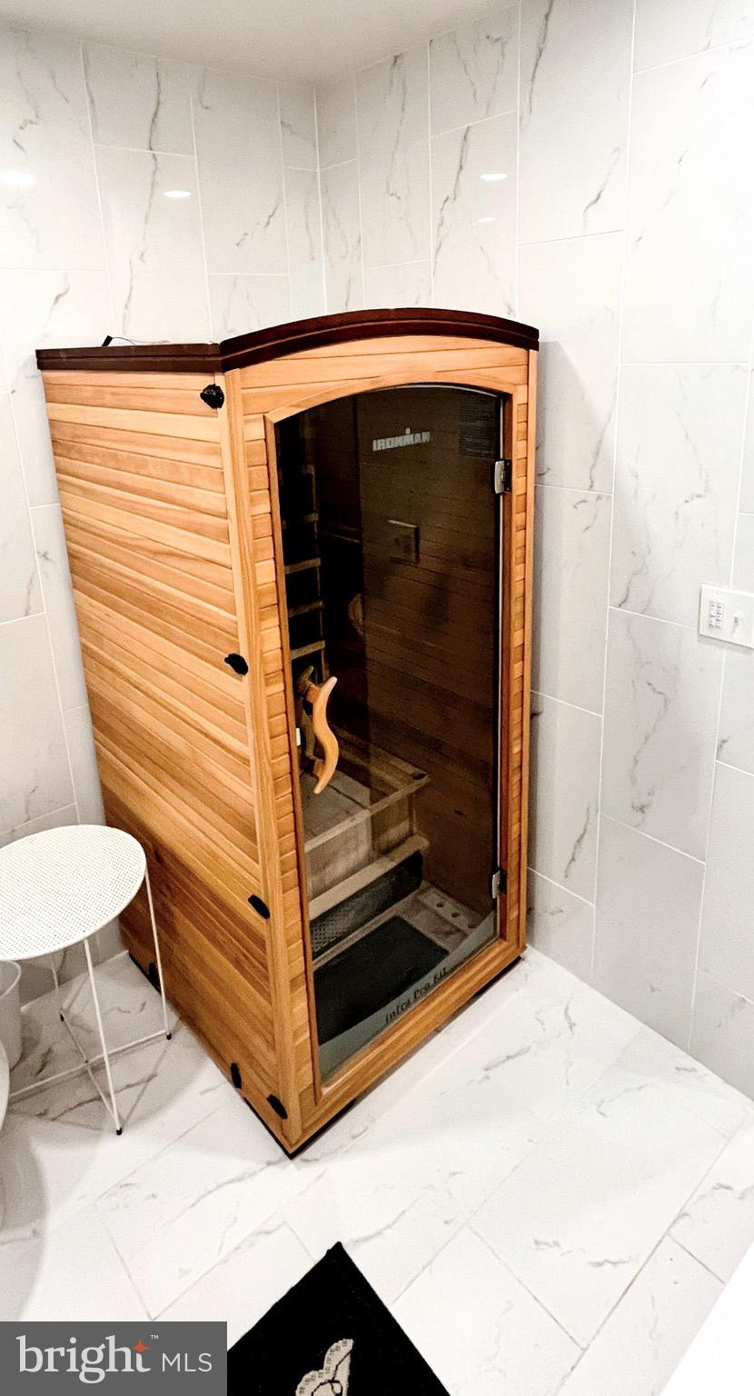 HOLMES RUN PARK - Residential