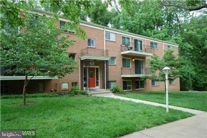 DESIRABLE "STRETCH" 2BR HAS EXPANDED LIVING AND DINING AREAS.  TOP FLOOR OVERLOOKING PARK. UPDATES  TO KITCHEN, BATHROOM, LIGHTING. FRESHLY PAINTED. NEW CARPET.  BEAUTIFUL CONDO WITH GREAT SETTING. POPULAR BETHESDA COMMUNITY AT METRO AND THE BELTWAY. NEAR NIH AND WALTER REED BETHESDA MEDICAL. *** OPEN SUNDAY 3/16 FROM 1PM TO 3PM ***