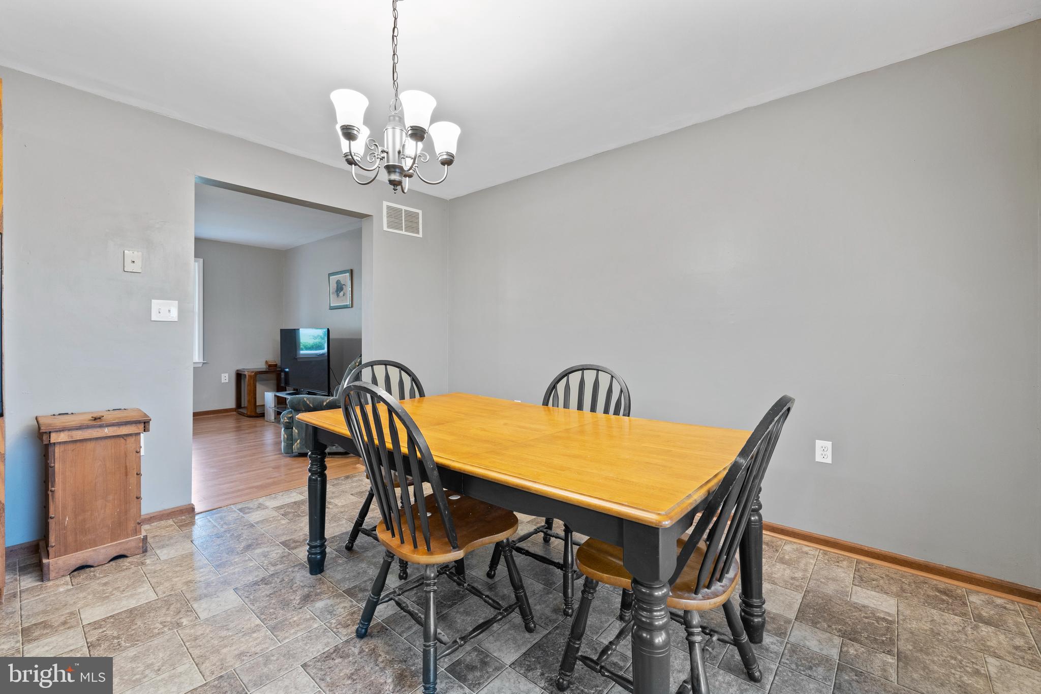 WHITE HALL - Residential