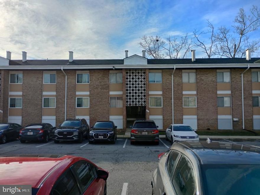Excellent opportunity in Oxon Hill, MD! This 2-bedroom, 1-bath condo on the 2nd floor features a spacious living room and a private balcony, offering great potential for those looking to update and add their personal touch. While the unit does require some work, it is attractively priced for a motivated buyer. Located at 535 Wilson Bridge Dr, Apt B2, the property benefits from a prime location with easy access to local amenities, major commuter routes, shopping, dining, and parks.