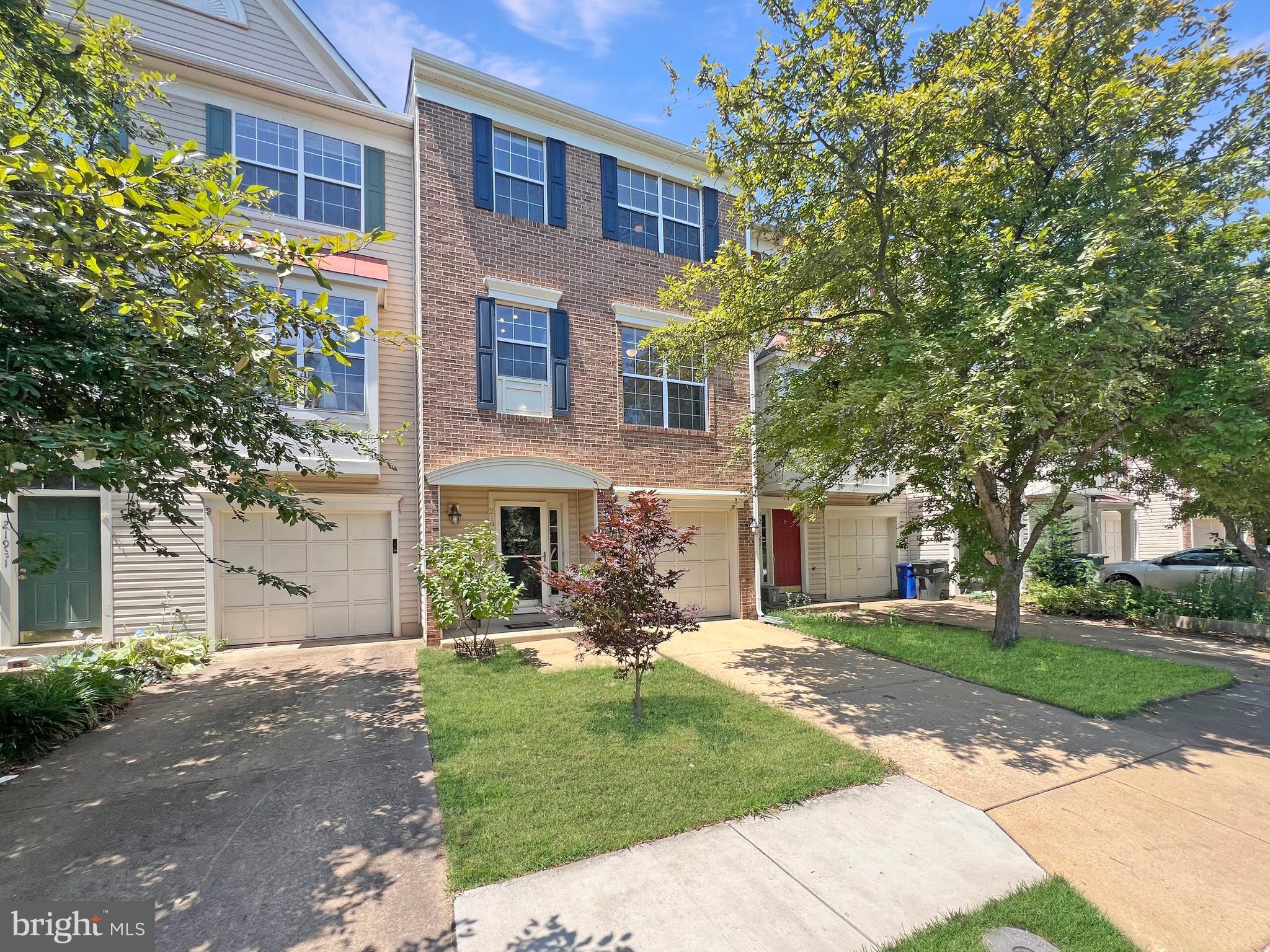 21929 THOMPSON SQUARE