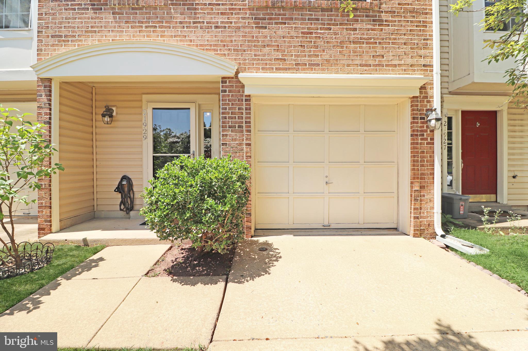 21929 THOMPSON SQUARE